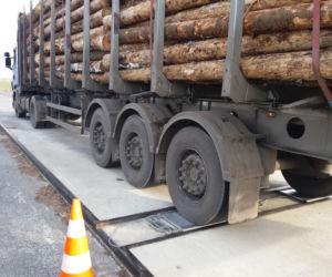 Niesprawne i przeładowane transporty drewna zatrzymane przez ITD. Rekordzista ważył 57 ton!