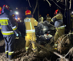 24-latek dachował Audi aż wypadł silnik! Przez cztery powiaty uciekał przed policją