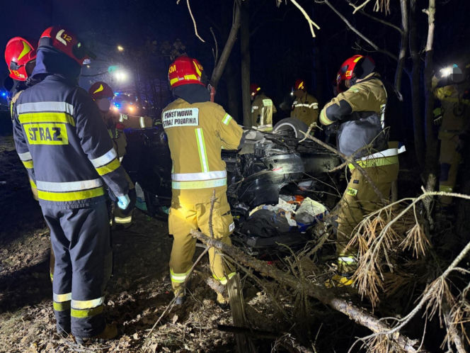 24-latek dachował Audi aż wypadł silnik! Przez cztery powiaty uciekał przed policją