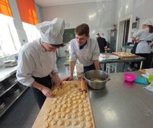 Warsztaty pieczenia pączków w grudziądzkim gastronomiku
