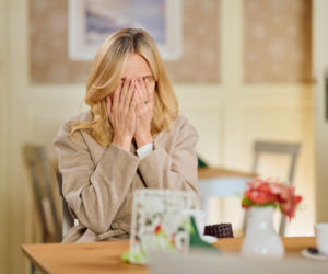 Damian trafi do aresztu pod zarzutem pedofilii i zostanie zaatakowany przez współwięźniów.