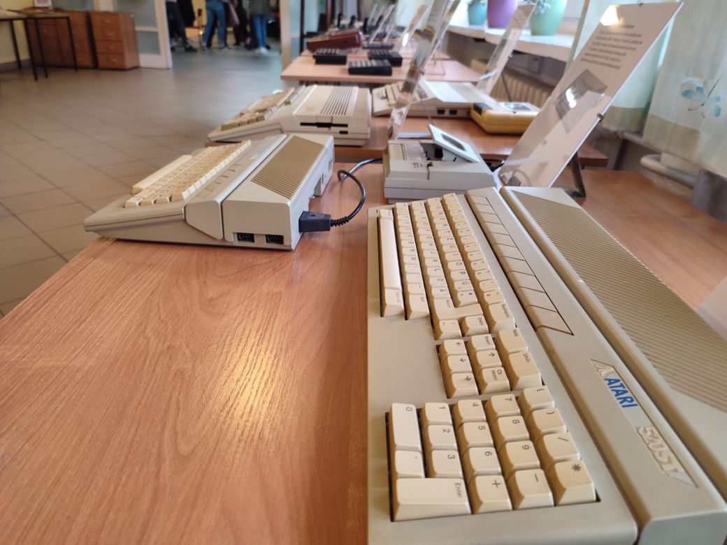 Wystawa retro komputerów w Bursie Międzyszkolnej w Lesznie