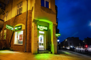 Poprawki krawieckie w Żabce. Nowa usługa online dla klientów