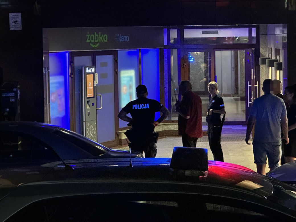 Atak nożownika na Woli. Ranny przebiegł kilkaset metrów i padł na ziemię. Zatrzymali jedną osobę, trwa akcja policji