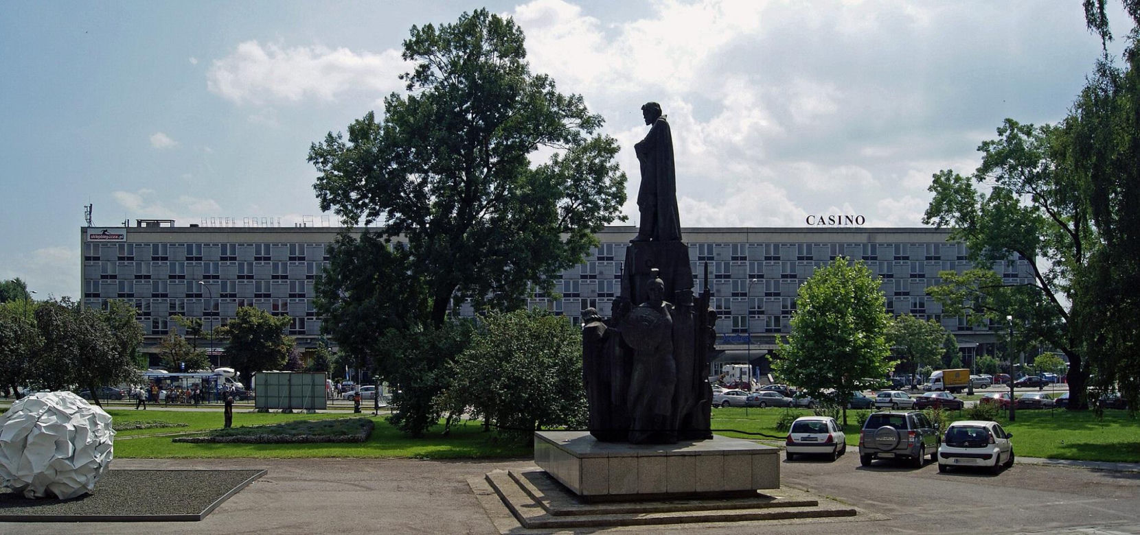 W PRL-u powstał najdłuższy budynek w Małopolsce. Janusz Morgenstern i Jerzy Stuhr kręcili w nim filmy