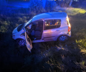 Knyszyn-Zamek: Kierowca renault miał 4 promile. Skończył w rowie