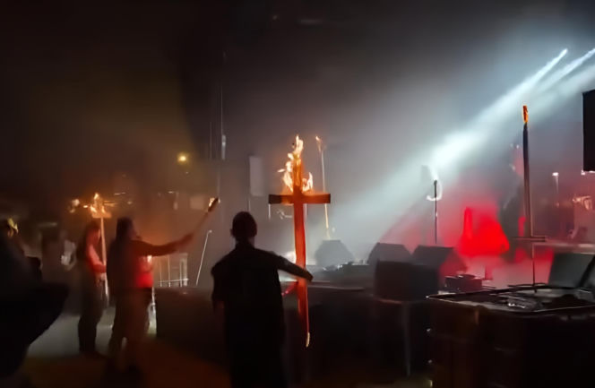 Podpalili krzyże na festiwalu w Chwałkowie