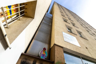 Najwęższy dom świata ma 152 cm w najszerszym punkcie i powstał w Warszawie dla znanego pisarza