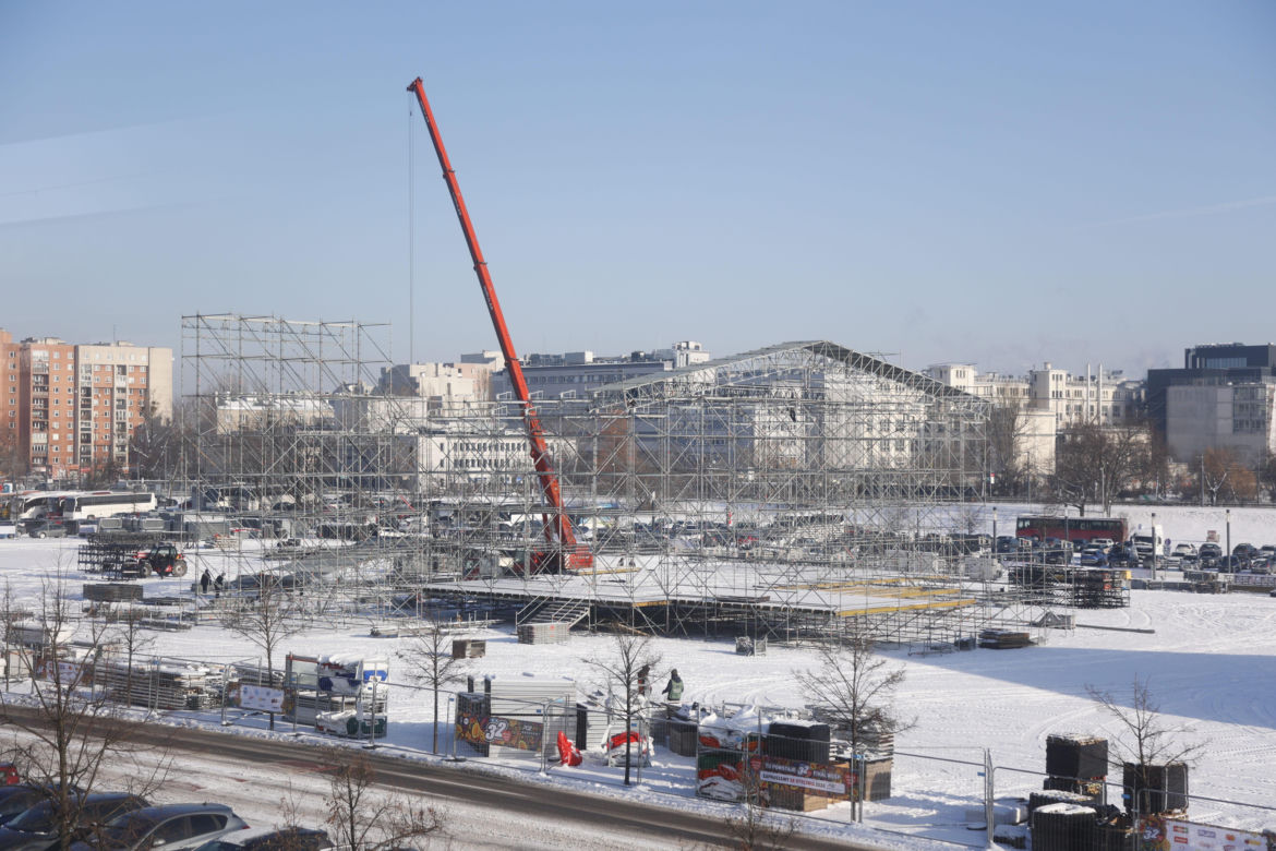 WOŚP 2024, Warszawa. Scena już powstaje na Błoniach Narodowego - zdjęcia