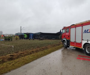 Zderzenie TIR-a z pociągiem! Wykoleiło się 8 wagonów, nie żyje kierowca TIR-a