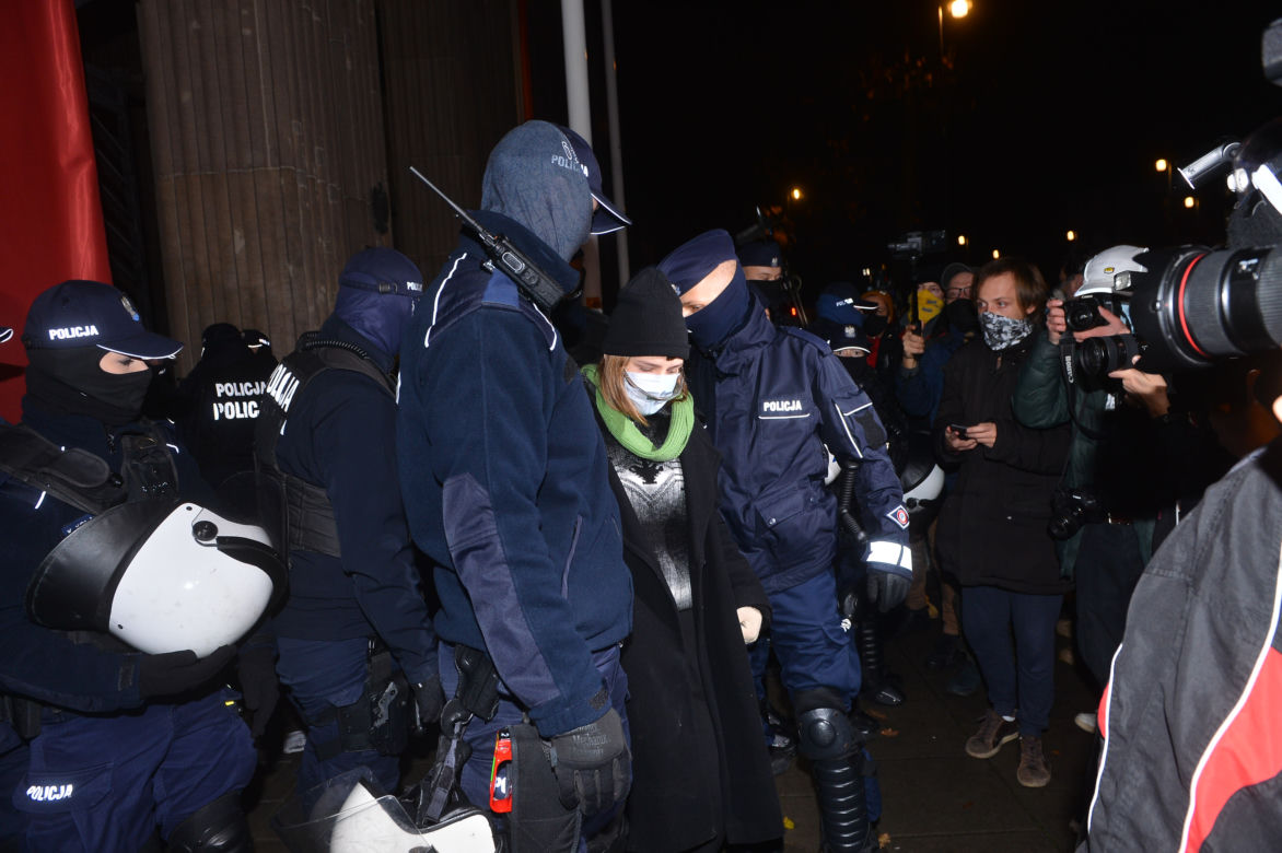 Protesty przed MEN. Strajk kobiet blokuje stolicę 