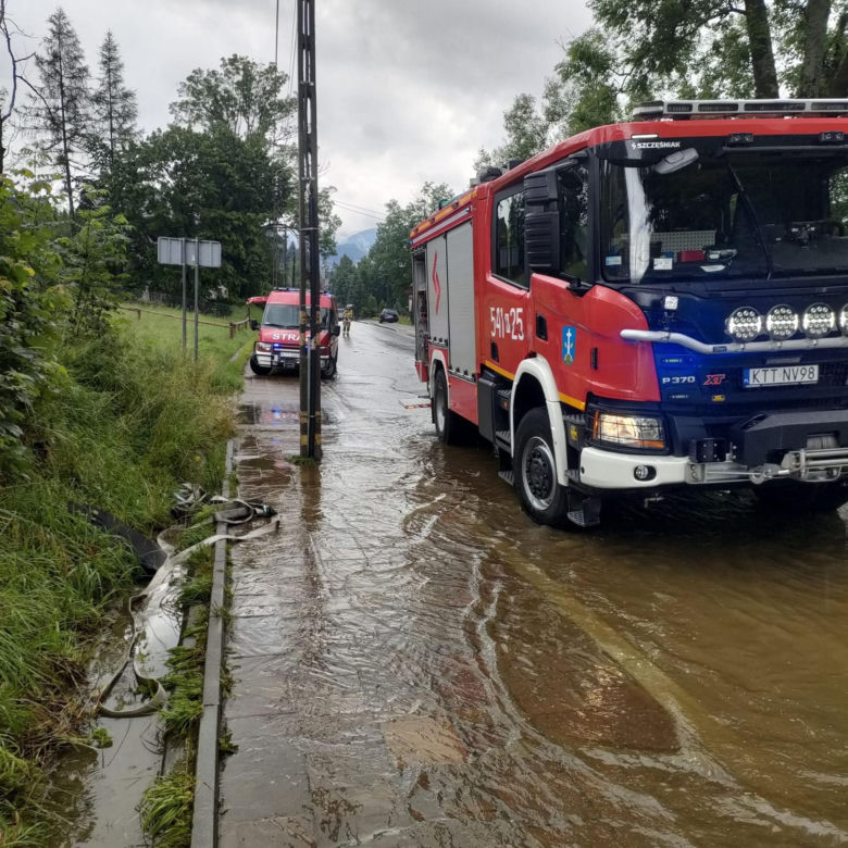 Ogromny deszcz zalał Zakopiankę! Trasa była nieprzejezdna w poniedziałek, 1 lipca [ZDJĘCIA].