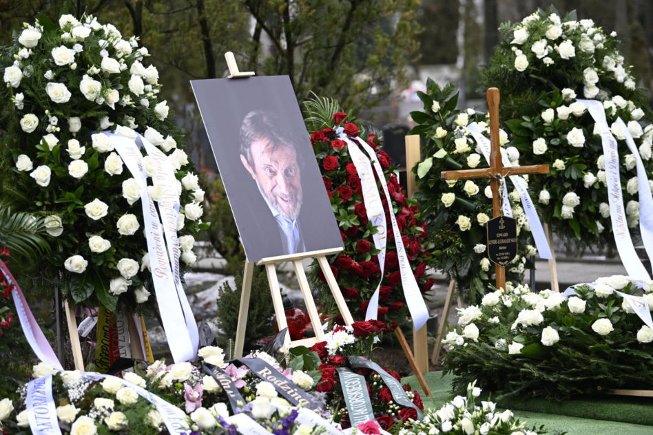 Wieńce na pogrzebie Edwarda Linde-Lubaszenki. Żałobnicy pożegnali artystę pięknymi kwiatami