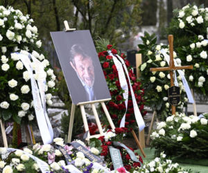 Wieńce na pogrzebie Edwarda Linde-Lubaszenki. Żałobnicy pożegnali artystę pięknymi kwiatami