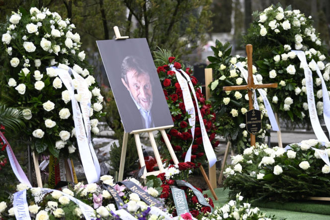 Wieńce na pogrzebie Edwarda Linde-Lubaszenki. Żałobnicy pożegnali artystę pięknymi kwiatami