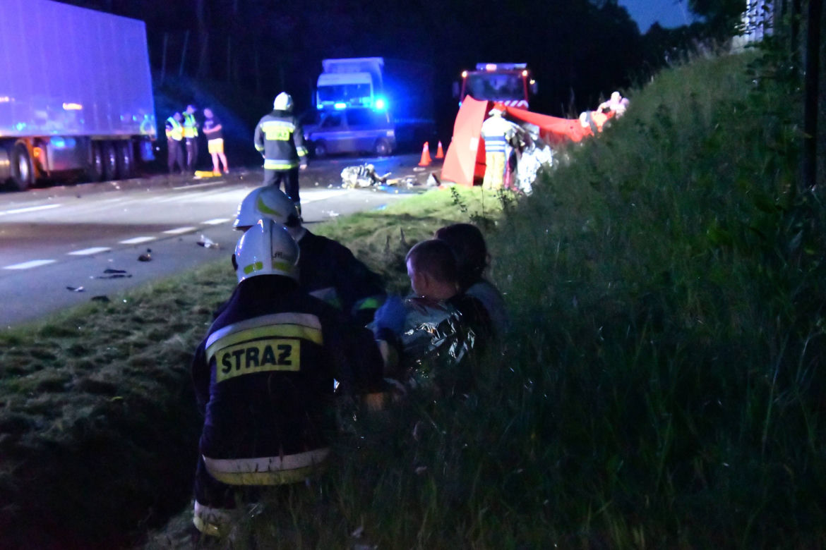 Koszmarny wypadek na DK3. Auto odbijało się od TIR-ów jak resorak. Kierowca zmasakrowany