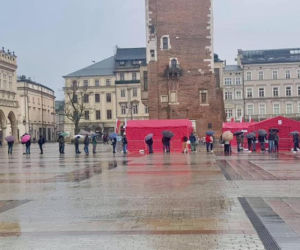 Ruszyła akcja Zaszczep się w majówkę. Ogromne kolejki do punktów [ZDJĘCIA]