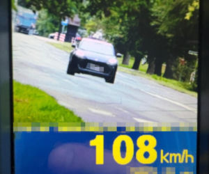 108 km/h obok szkoły podstawowej. 75-latek stracił prawo jazdy