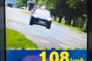 108 km/h obok szkoły podstawowej. 75-latek stracił prawo jazdy