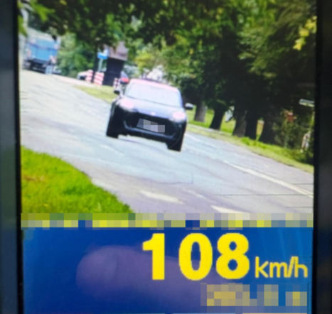 108 km/h obok szkoły podstawowej. 75-latek stracił prawo jazdy