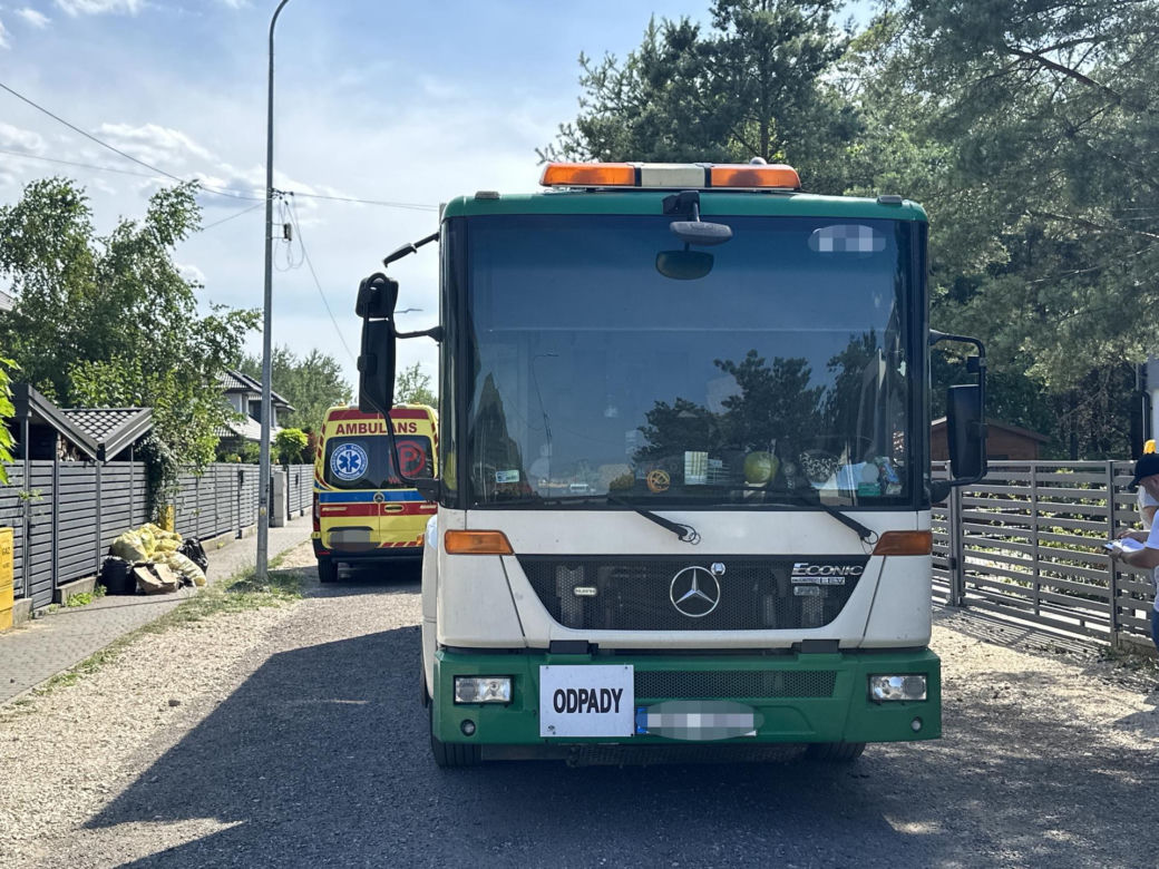 Mężczyzna wciągnięty przez śmieciarkę. Rannego przetransportowano do szpitala w Warszawie