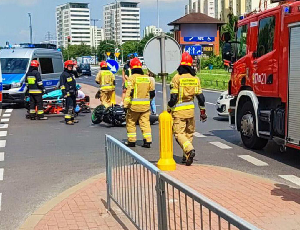 Zderzenie motocykla z samochodem osobowym. Kierowca jednośladu trafił do szpitala