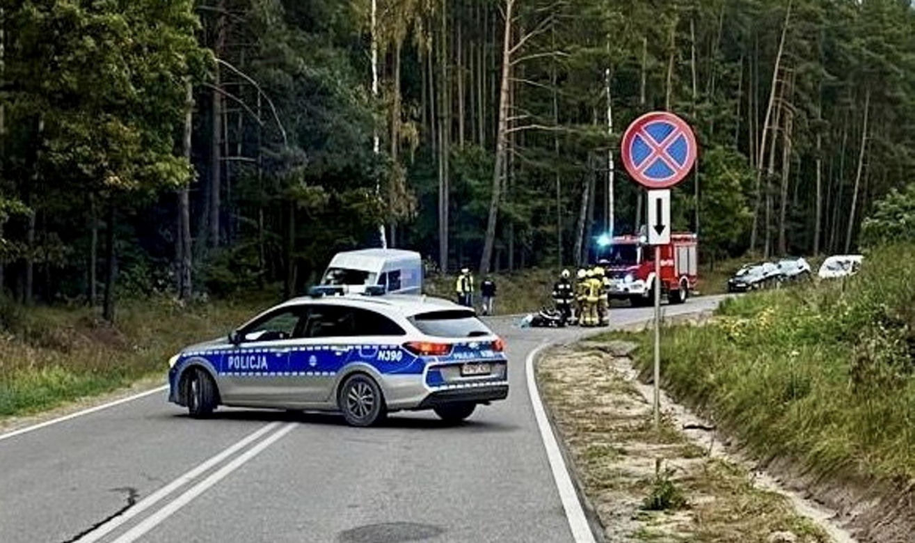 Czołowe zderzenie motocyklistki z osobówką. 43-latka nie miała szans