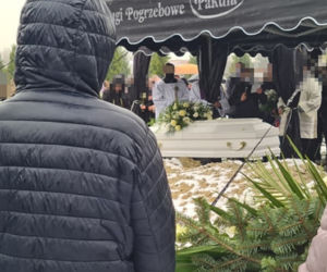 Dąbrówki: pogrzeb 17-letniej Pauliny. Rodzice pożegnali córkę, tuląc trumnę [ZDJĘCIA]