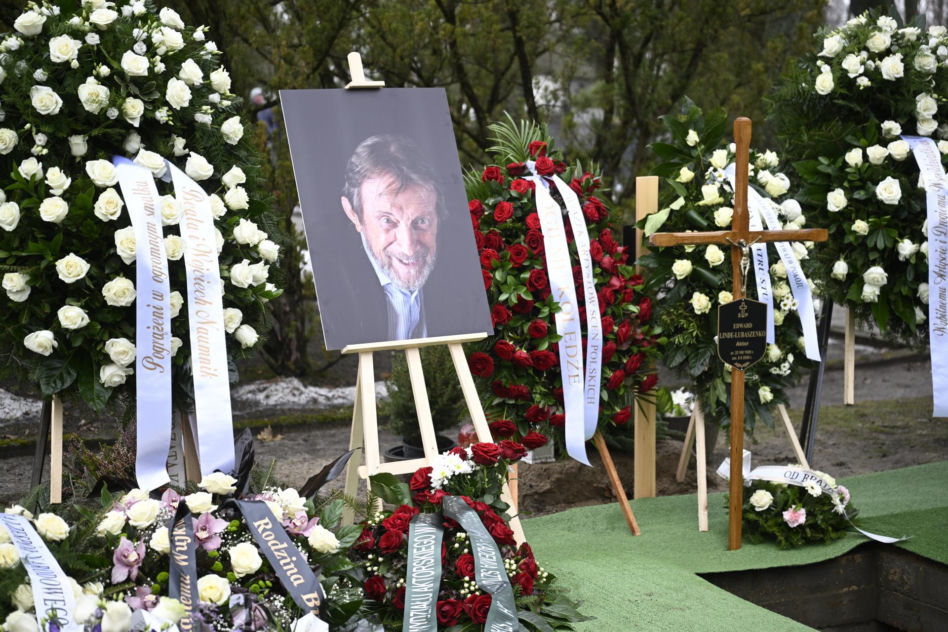 Wieńce na pogrzebie Edwarda Linde-Lubaszenki. Żałobnicy pożegnali artystę pięknymi kwiatami