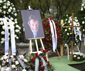 Wieńce na pogrzebie Edwarda Linde-Lubaszenki. Żałobnicy pożegnali artystę pięknymi kwiatami