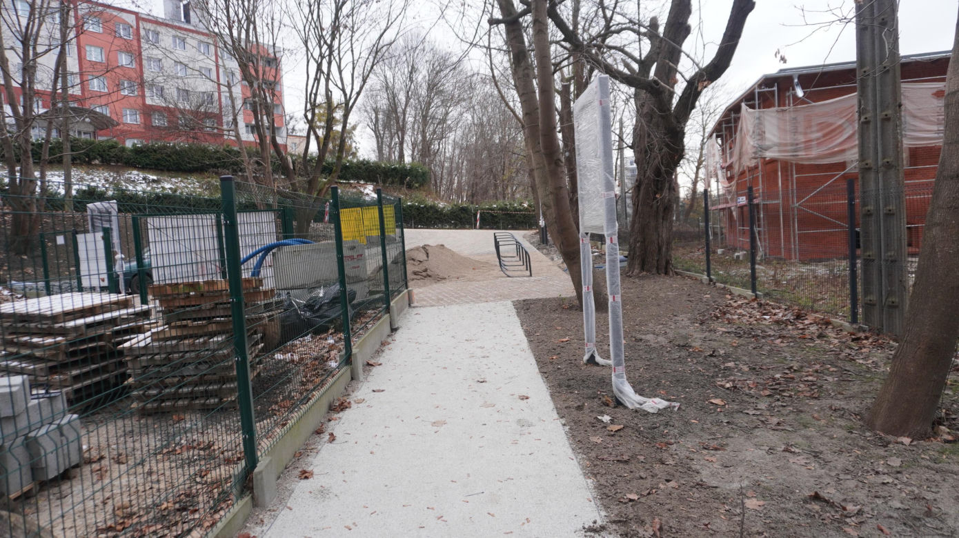 Nowe miejsce rekreacji nad Łyną coraz bliżej. Trwają prace wykończeniowe Ekotarasu w Olsztynie [ZDJĘCIA]