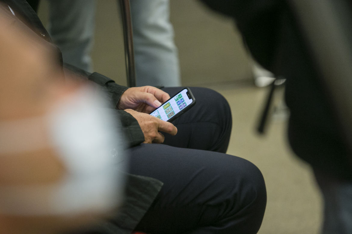 Lektura trochę chyba prezydenta znudziła, bo przerzucił się na gierkę w telefonie
