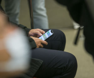 Lektura trochę chyba prezydenta znudziła, bo przerzucił się na gierkę w telefonie