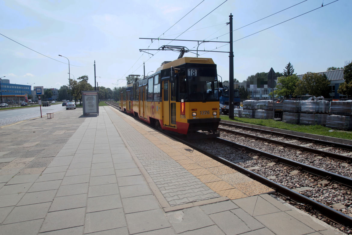 Czterolatek zginął ciągnięty przez tramwaj po torowisku. W miejscu tragedii wciąż płoną znicze