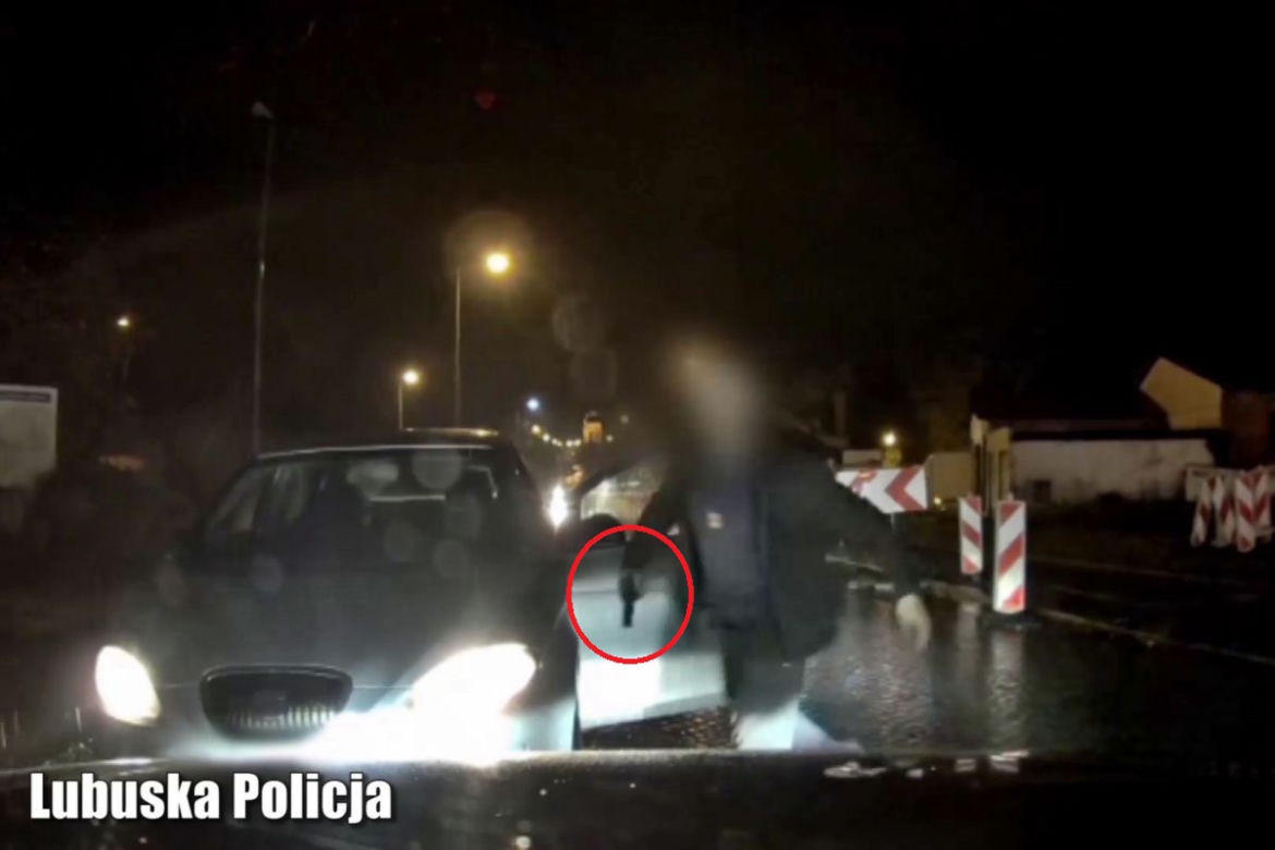 Furiat zajechał mu drogę i sięgnął po broń. „Bandytyzm”