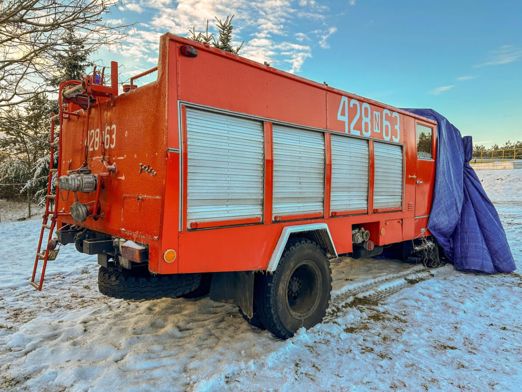 Strażak z promilami, wóz strażacki rozbił się na drzewie