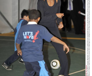 Michelle Obama gania za piłką 