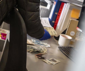 Afera korupcyjna w Pucku! Policjanci zatrzymali na gorącym uczynku 49-letniego urzędnika z  Powiatowego Inspektoratu Nadzoru Budowlanego oraz 41-letnią pośredniczkę