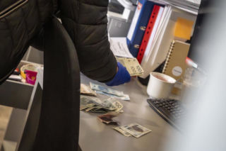 Afera korupcyjna w Pucku! Policjanci zatrzymali na gorącym uczynku 49-letniego urzędnika z  Powiatowego Inspektoratu Nadzoru Budowlanego oraz 41-letnią pośredniczkę