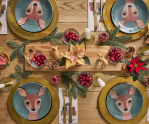 Świąteczne dekoracje stołu z poinsecją