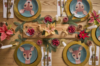 Świąteczne dekoracje stołu z poinsecją