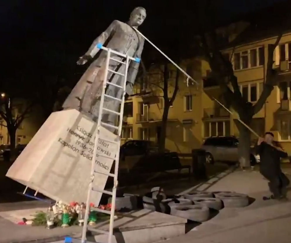 Przewrócony pomnik ks. Henryka Jankowskiego