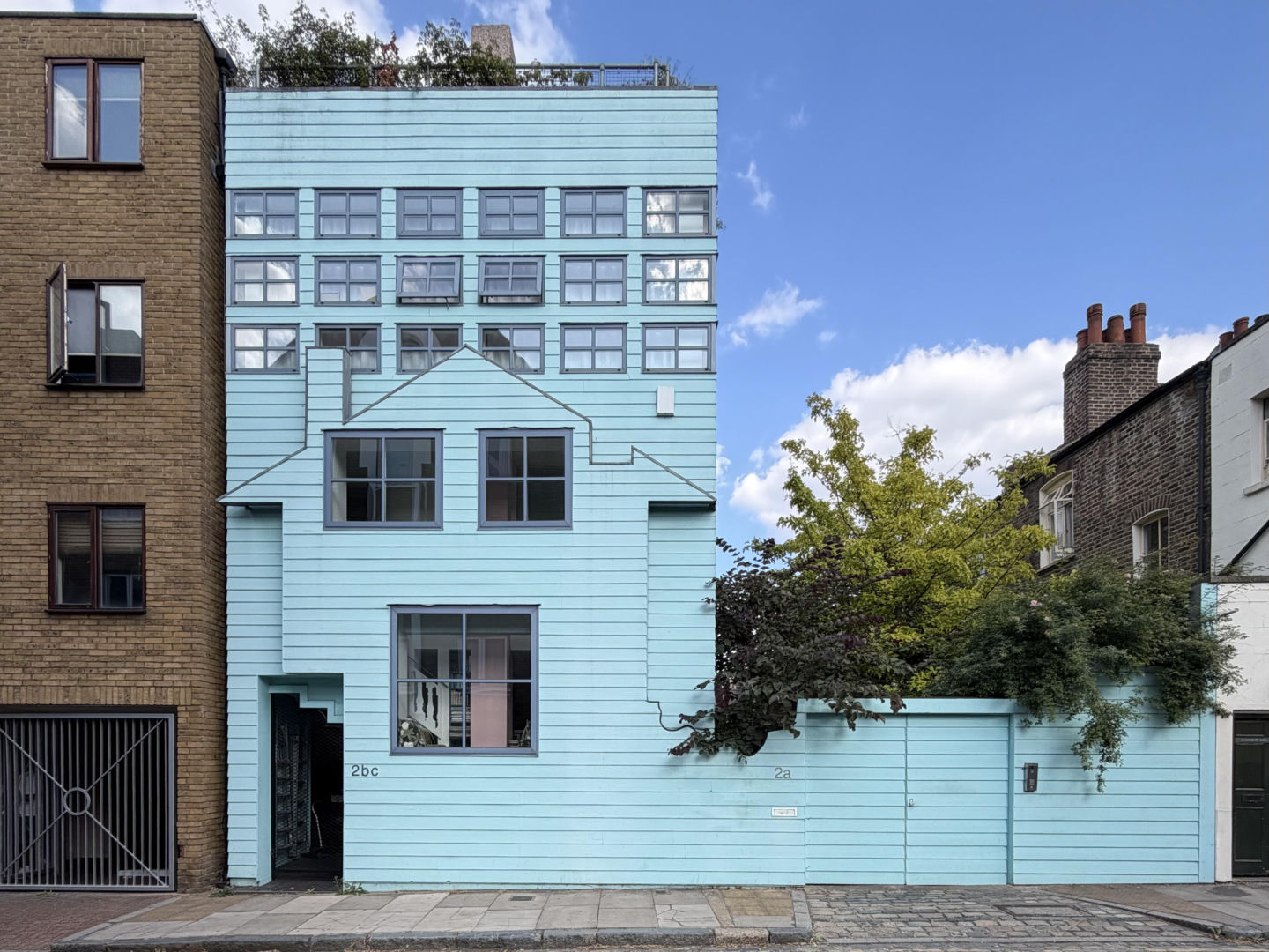 Blue House w Londynie od FAT