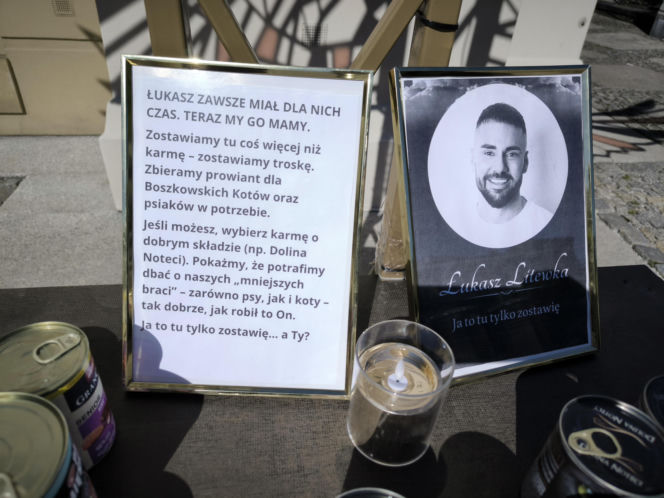 Karma zamiast zniczy na rynku w Lesznie