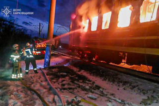 Cztery osoby zginęły w ataku rosyjskich dronów na pociąg w obwodzie charkowskim