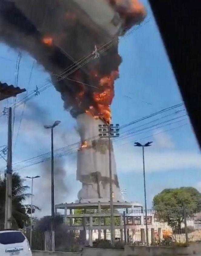 Spłonął 30-metrowy pomnik Matki Bożej Fatimskiej