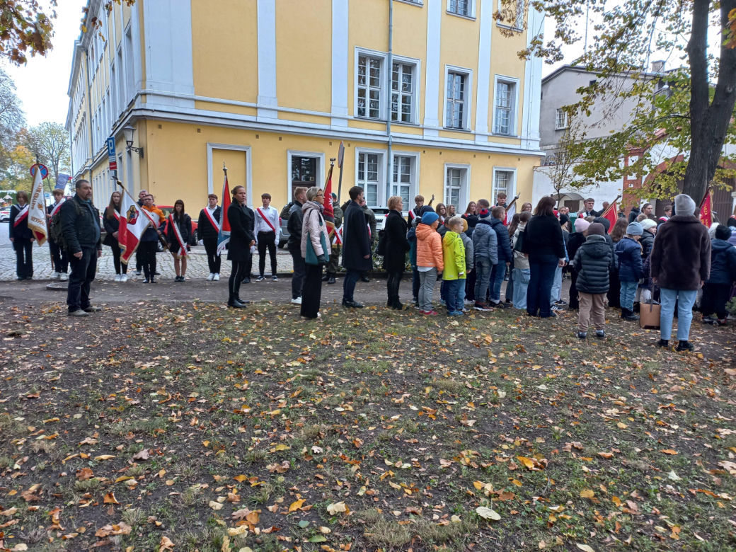 Zapalono znicze dla rozstrzelanych mieszkańców Leszna. W rocznicę tragicznych wydarzeń [ZDJĘCIA]