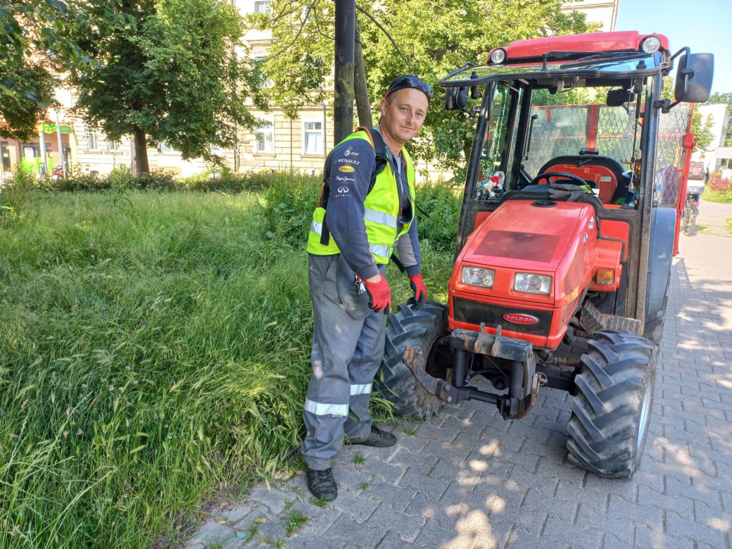 Trawniki w Lesznie wybujały. Koszą prawie codziennie [ZDJĘCIA]