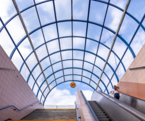 „Szklane kolebki” przy metrze Centrum znikną. Zastąpią je całkiem inne wiaty