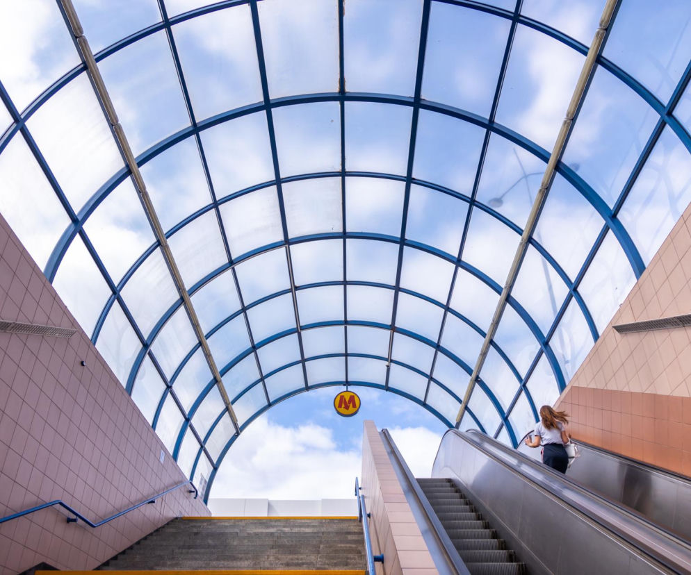 „Szklane kolebki” przy metrze Centrum znikną. Zastąpią je całkiem inne wiaty